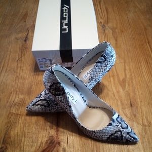 NEW Snakeskin Pointed Toe Pumps